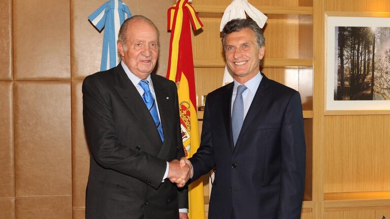 Juan Carlos I saluda a Mauricio Macri en su toma de posesi&oacute;n.