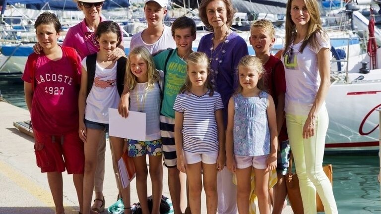 La reina Sof&iacute;a, con sus nietos, la infanta Elena y do&ntilde;a Letizia en Mallorca.