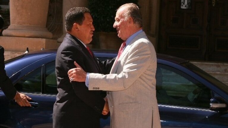 Hugo Ch&aacute;vez y Juan Carlos I.