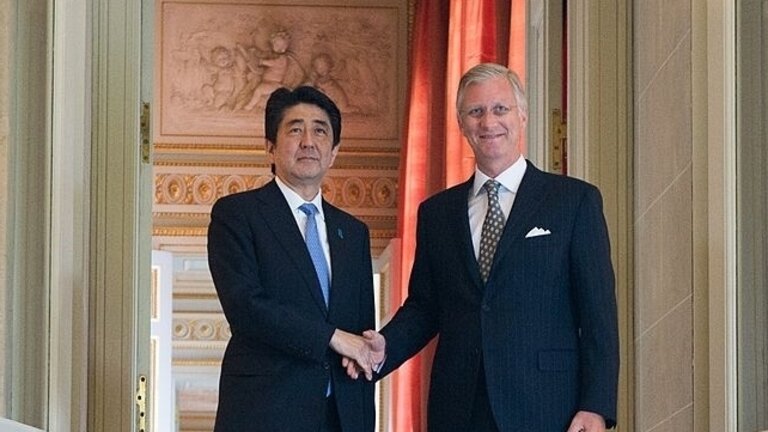 El rey Felipe de B&eacute;lgica con Shinzo Abe.