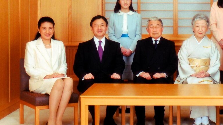 El emperador, su esposa, los herederos Naruhito y Masako, y la hija de &eacute;stos, Aiko.