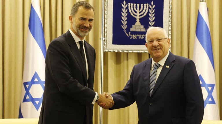 Felipe saluda al presidente de Israel, Reuven Rivlin.