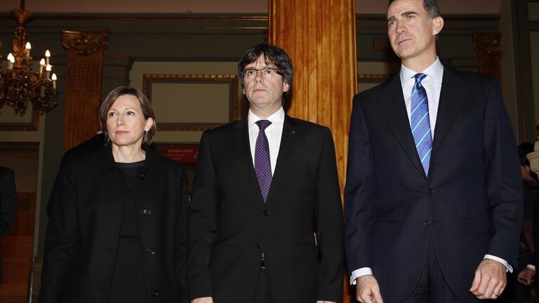 Carme Forcadell, Carles Puigdemont y Felipe VI, en un acto en Barcelona.