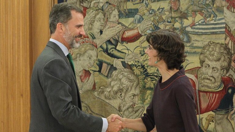 El rey saluda a Rosa Mart&iacute;nez, representante de Equo.