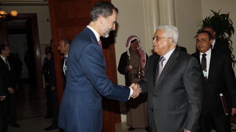 Felipe VI saluda a Mahmoud Abbas, presidente de la Autoridad Nacional Palestina.