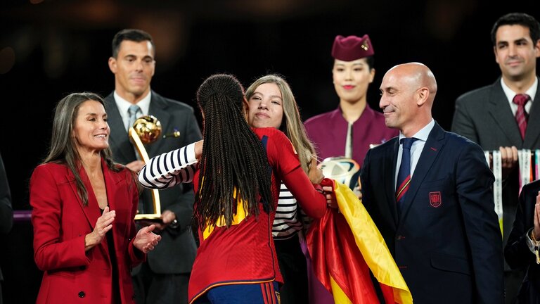 La infanta Sof&iacute;a junto a la reina Letizia en S&iacute;dney felicitando a la jugadora campeona, Salma Paralluelo.