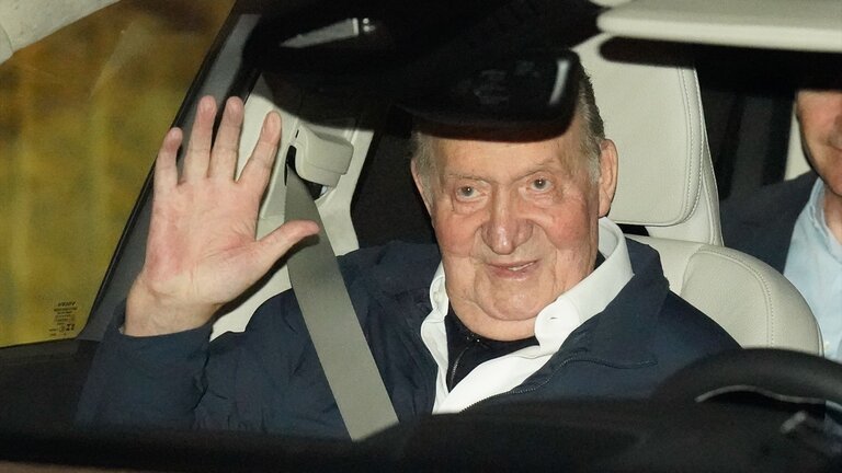 El Rey Juan Carlos sale del Real Club N&aacute;utico de Sanxenxo. Foto de archivo.
