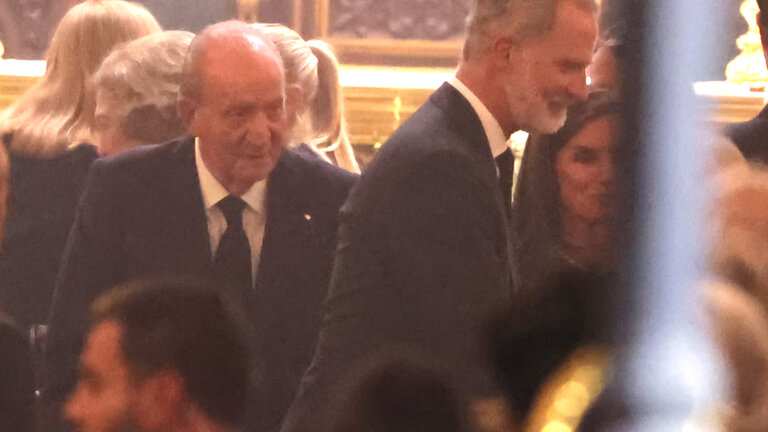 El Rey Juan Carlos, el Rey Felipe y la Reina Letizia en la Catedral Castrense ante el funeral por Juan G&oacute;mez-Acebo, a 08 de septiembre de 2024, en Madrid. 
Jos&eacute; Ram&oacute;n Hernando / Europa Press