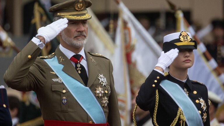 El Rey Felipe VI y la princesa Leonor durante el acto solemne de homenaje a la Bandera Nacional y desfile militar por el 12 de octubre, D&iacute;a de la Hispanidad, en la Plaza de C&aacute;novas del Castillo, a 12 de octubre de 2024, en Madrid.