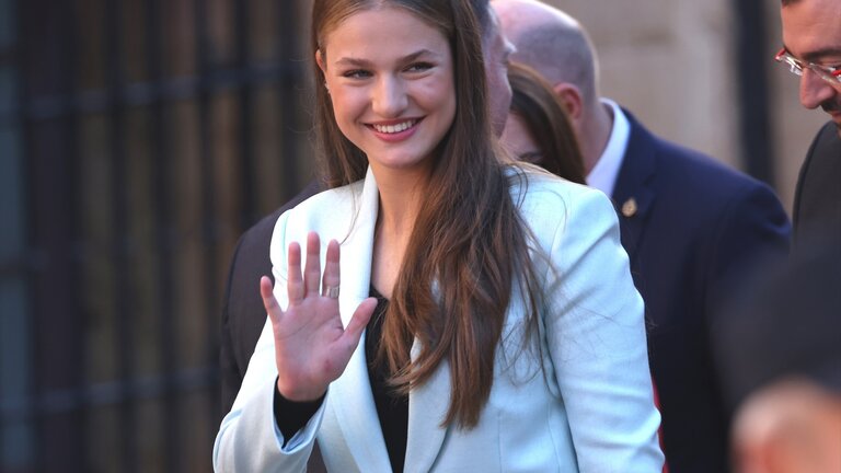 La Princesa Leonor, a su llegada a la plaza de la constituci&oacute;n del Ayuntamiento de Oviedo para asistir a la entrega del t&iacute;tulo de Alcaldesa Honoraria de Oviedo - EUROPA PRESS