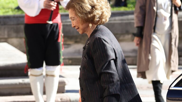 La reina Sof&iacute;a llega al hotel Reconquista de Oviedo para asistir a los Premios Princesa de Asturias