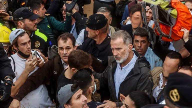 El general Herr&aacute;iz, junto al rey, en Paiporta.