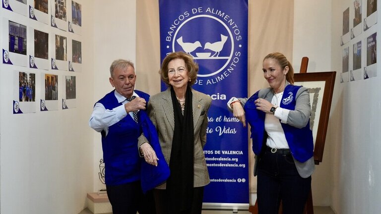 La Reina Sof&iacute;a (c), durante su visita al banco de alimentos de Valencia, a 28 de enero de 2025, en Valencia, Comunidad Valenciana (Espa&ntilde;a).

Firma: Eduardo Manzana / Europa Press