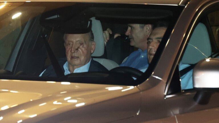 El Rey Juan Carlos I organiza una cena con la familia Zurita en Sanxenxo.