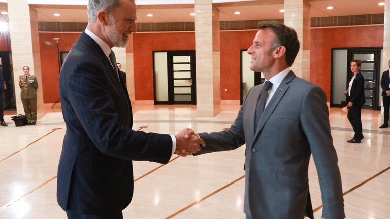 l Rey, junto al presidente de la Rep&uacute;blica Francesa, Emmanuel Macron, en el Palacio de Exposiciones y Congresos de Sevilla.