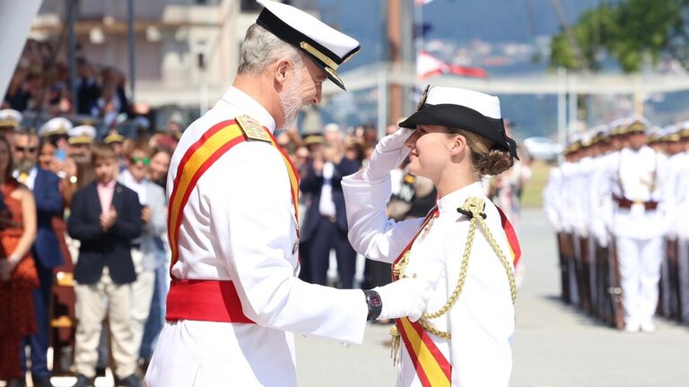Leonor recibe de manos de Felipe VI la Gran Cruz del M&eacute;rito Naval en Mar&iacute;n