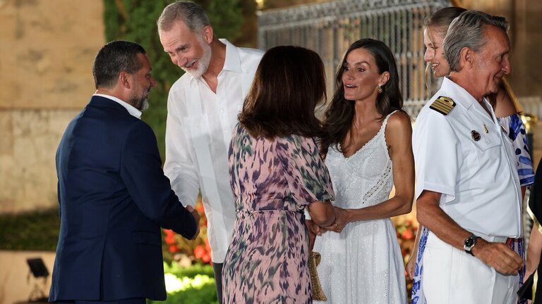 os Reyes Don Felipe y Do&ntilde;a Letizia, la Princesa Leonor y Anglada durante la recepci&oacute;n a las autoridades y una representaci&oacute;n de la sociedad balear en el Palacio de Marivent, a 4 de agosto de 2025, en Palma de Mallorca (Islas Baleares, Espa&ntilde;a)