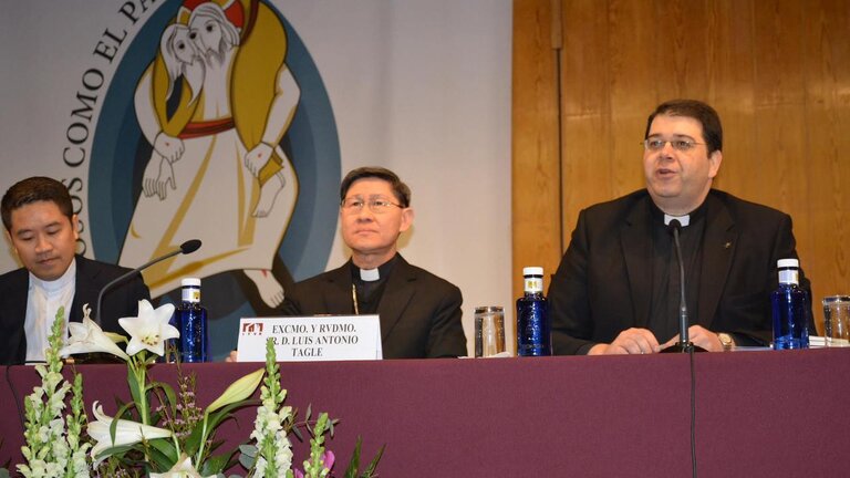 Luis Antonio Tagle junto a Carlos Mart&iacute;nez, claretiano y presidente del Instituto Teol&oacute;gico de Vida Religiosa. 