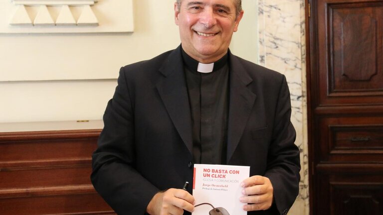 El sacerdote Jorge Oesterheld, portavoz de la Conferencia Episcopal Argentina desde 2002 hasta 2014. 