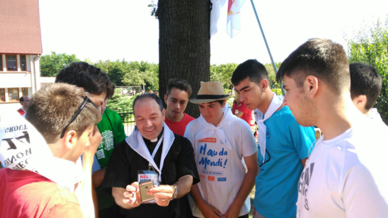 Monse&ntilde;or Elizalde, con los j&oacute;venes en la JMJ de Cracovia.