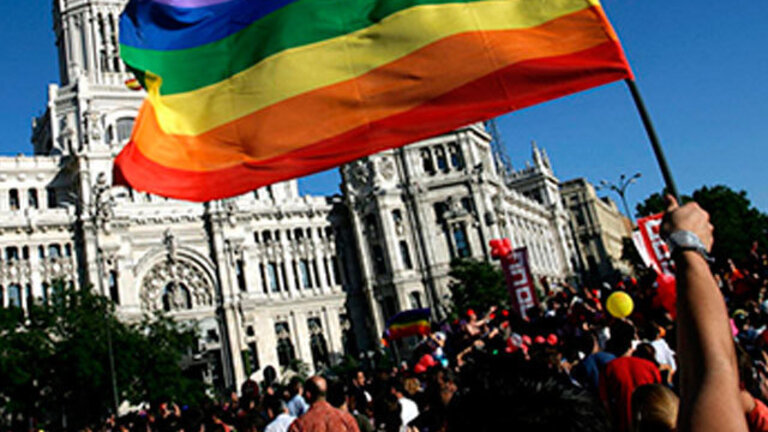 Bandera  del orgullo gay en el Ayuntamiento de Madrid. 