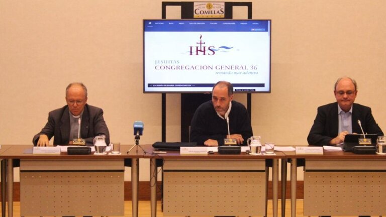 Francisco Jos&eacute; Ruiz, provincial de los jesuitas, (a la izquierda) durante la rueda de prensa. 