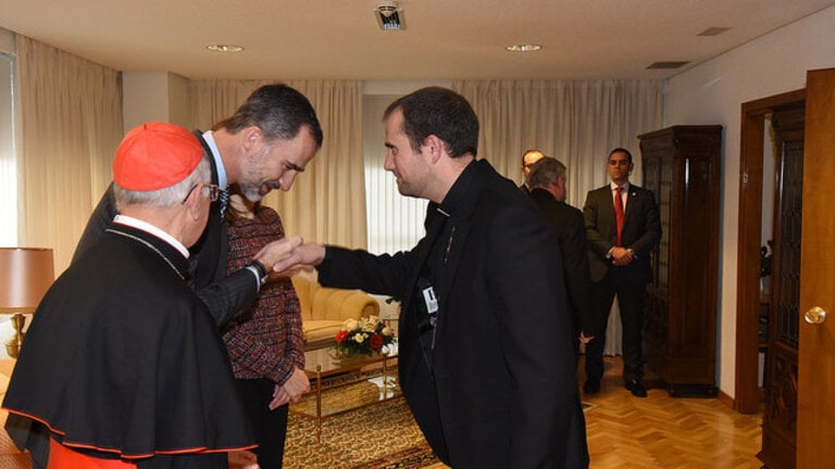 El Rey saluda con una inclinaci&oacute;n al obispo de Solsona, Xavier Novell i Gom&agrave;. 