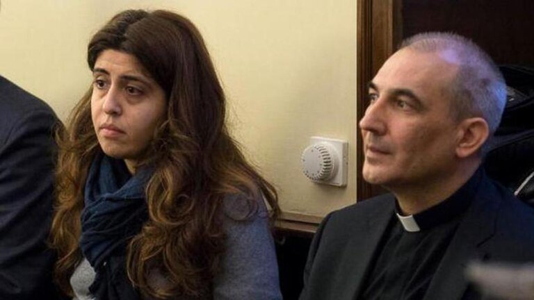 El sacerdote espa&ntilde;ol Lucio &Aacute;ngel Vallejo Balda junto a Francesca Chaouqui durante el juicio. Foto: La Stampa. 