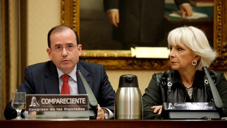 Alfonso Aguil&oacute; con Te&oacute;fila Mart&iacute;nez, presidenta de la subcomisi&oacute;n del pacto educativo. 