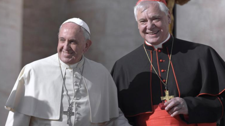 El cardenal M&uuml;ller con el Papa Francisco. 