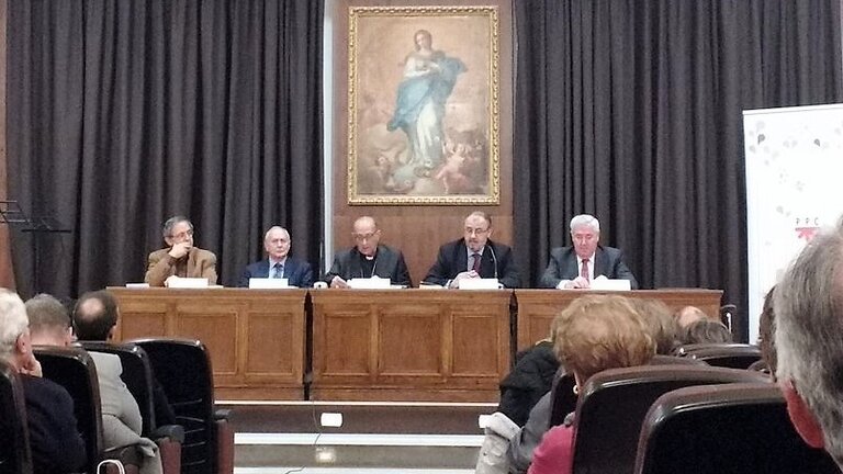 El cardenal Juan Jos&eacute; Omella y a su derecha Juan Mar&iacute;a Laboa. 
