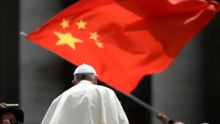 El Papa Francisco pasa delante de una bandera de la República de China.
