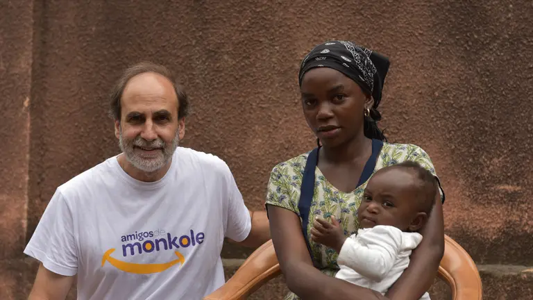 Enrique Barrio, presidente de la Fundación Amigos de Monkole, con una madre congoleña.