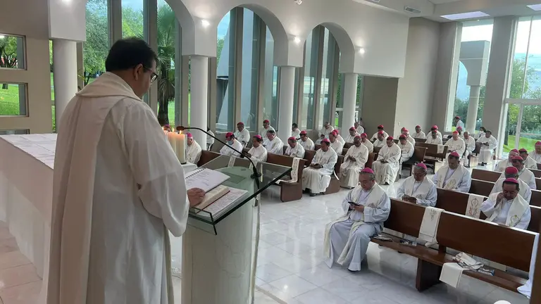 Carlos Martínez Oliveras con los obispos mexicano. 
