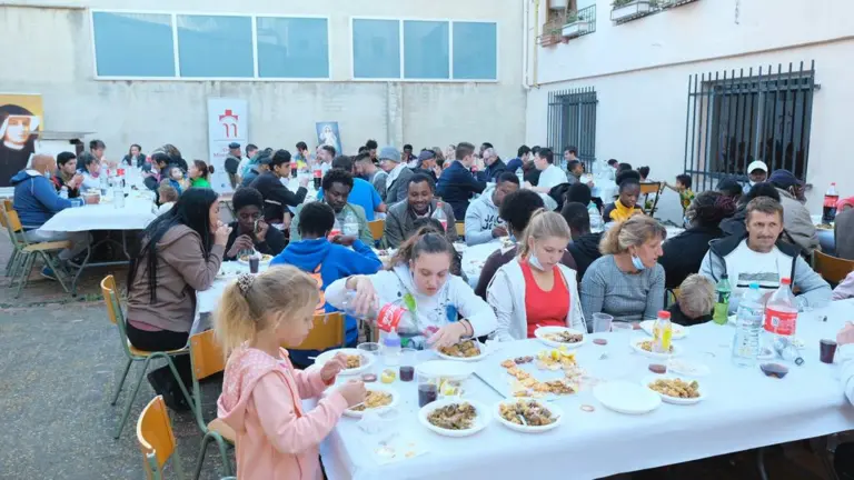 Ayudan a mayores y niños