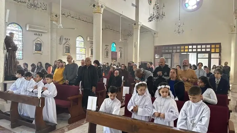Niños palestinos reciben la comunión en la única parroquia católica de Gaza.