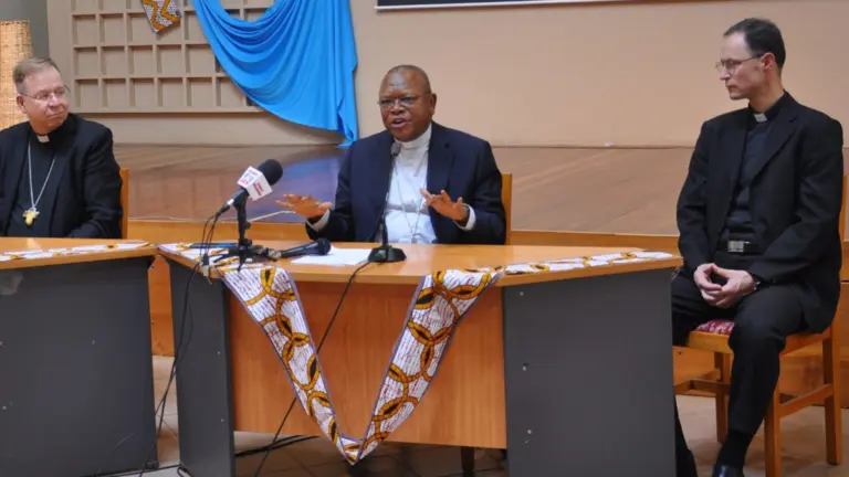 El cardenal Fridolin Ambongo en una conferencia de prensa en Nairobi, Kenia. (Foto de OSV News/Fredrick Nzwili).