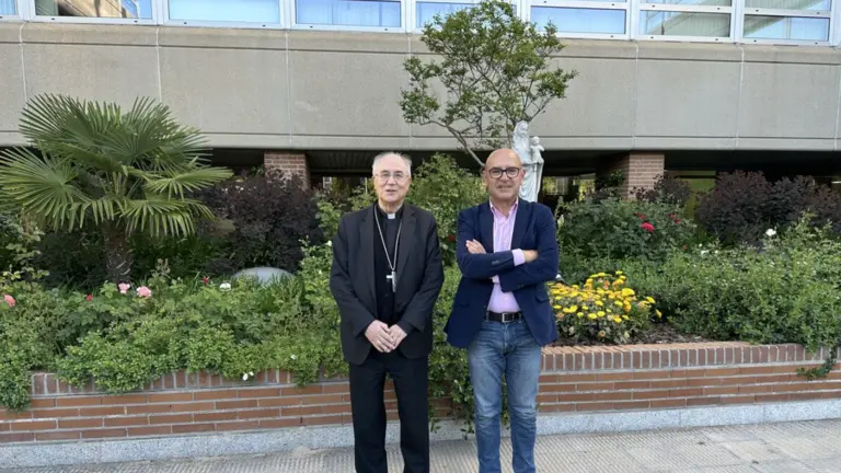 Mons. Adolfo González Montes, obispo emérito de Almería, con el periodista Antonio Lao.