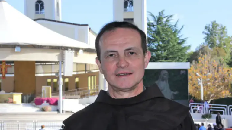 Stefano Cecchin, presidente de la Academia Pontificia Mariana y director del Observatorio Romano de las Apariciones y Fenómenos Místicos Marianos, al fondo la iglesia parroquial de Medjugorje.