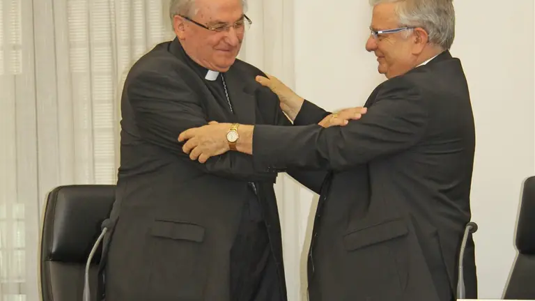 D. Celso Morga y D. José Rodríguez se abrazan tras las palabras dirigidas a la diócesis del nuevo arzobispo.