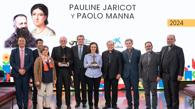 Foto de los premiados con José María Calderón, director nacional de OMP; mons. Bernardito Auza, el nuncio apostólico de España y Andorra; mons. Joseba Segura, presidente de la Comsión Episcopal para las Misiones de la CEE; mons. Vicente Martín, obispo auxiliar de Madrid, y Pedro Domínguez, director de Recursos Humanos de Caixabank.