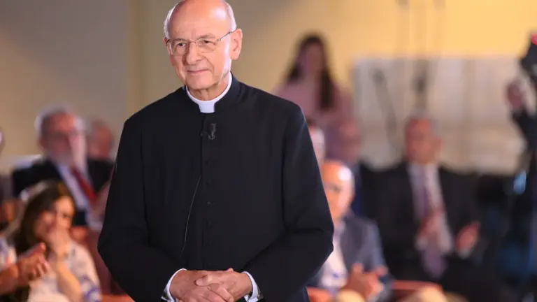 Monseñor Fernando Ocáriz en un encuentro con miembros del Opus Dei. Cortesía: Oficina de Comunicaciones del Opus Dei.