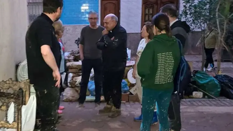 Enrique Benavent manchado de barro con vecinos de Aldaia.