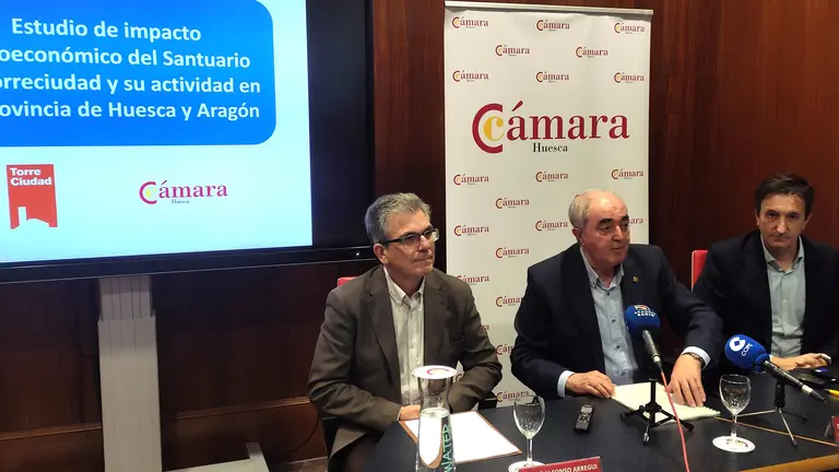 José Alfonso Arregui, director de Comunicación de Torreciudad, Manuel Rodríguez, presidente de la Cámara de Huesca y Jorge Gómez, autor del estudio.