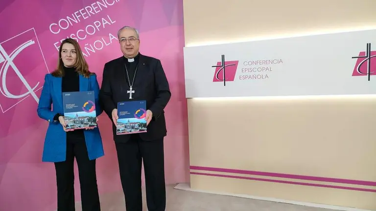 El secretario general de la Conferencia Episcopal Española (CEE), Francisco César García Magán y la directora de la Oficina de Transparencia de la CEE, Esther Martín.
