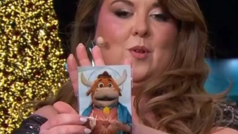 LalaChus, en las Campanadas con la estampita de la vaquilla de El Gran Prix. RTVE