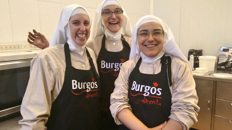 Las ex monjas Sor Paz y Sor Adriana (en el centro y a la derecha) que abandonaron el cisma y el convento, ahora ya no est&aacute;n ex comulgads. En la foto tambi&eacute;n aparece Sor Sion, una de las l&iacute;deres del cisma.