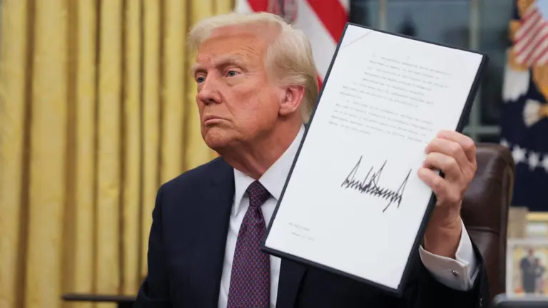 Donald Trump, firma documentos en la Oficina Oval de la Casa Blanca el día de su toma de posesión en Washington el 20 de enero de 2025. (Foto de OSV News/Carlos Barria, Reuters).