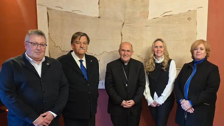 De izquierda a derecha: Pedro José Caballero, secretario técnico de CONCAPA, José Antonio Cecilia, presidente de CEAAAEC,
cardenal José Talentino de Mendonça, Ángela Melero, presidente de CONCAPA y María Luisa Lucena, secretaria general de CONCAPA.