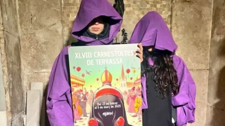 muestras el póster donde se ve  a un obispo a cuatro patas y con zapatos de tacón.